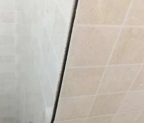 东乡瓷砖空鼓维修公司分享阳台瓷砖脱落的修复过程可以分为以下几个步骤