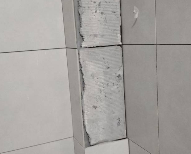 东乡瓷砖空鼓维修公司分享下瓷砖施工前基层浇水润湿程度不足，可能导致以下问题