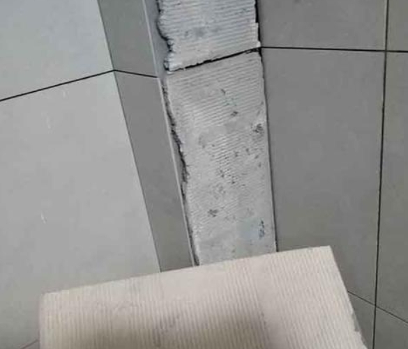 东乡瓷砖空鼓维修公司分享下厨房瓷砖脱落的补救措施。
